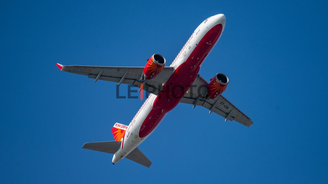 一架空客A320印度🇮🇳航空公司的飞机，暗红色涂装，半日光辉图案在发动机上也