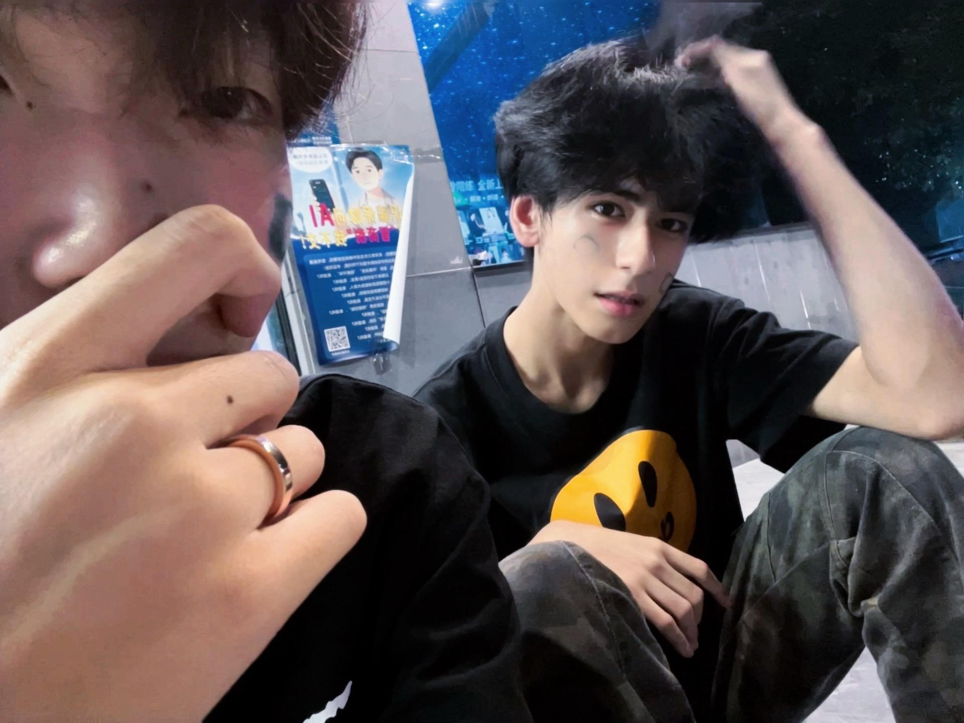 你太粘人了 我要把你放角落粘老鼠