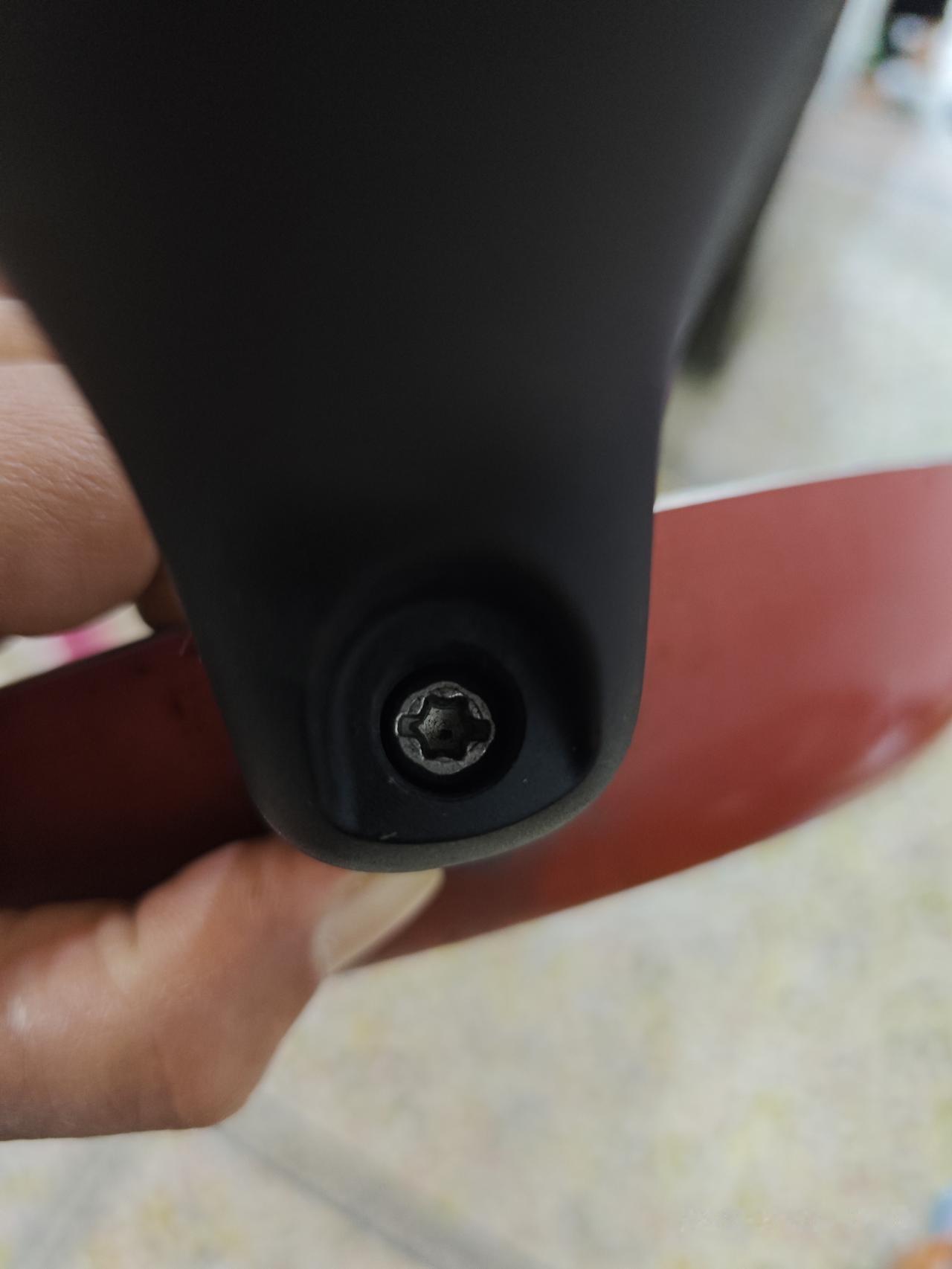 就不能对用户友好一点吗？

这把煎锅的手柄松了，想要用螺丝刀把它拧紧。

发现是