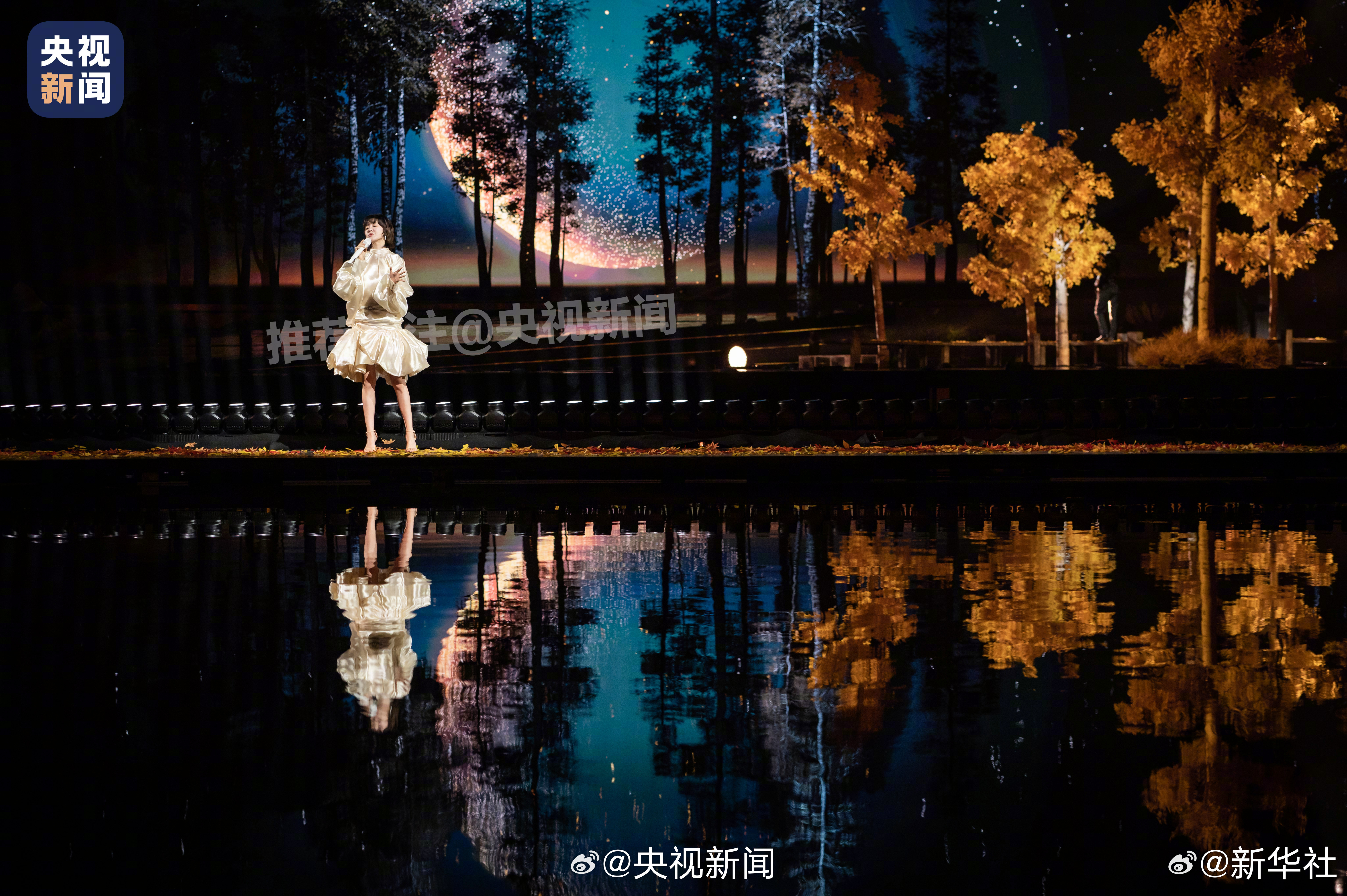 #周深于适檀健次秋晚出图#【好看！#央视秋晚舞台满满国风美学#】央视中秋晚会布置