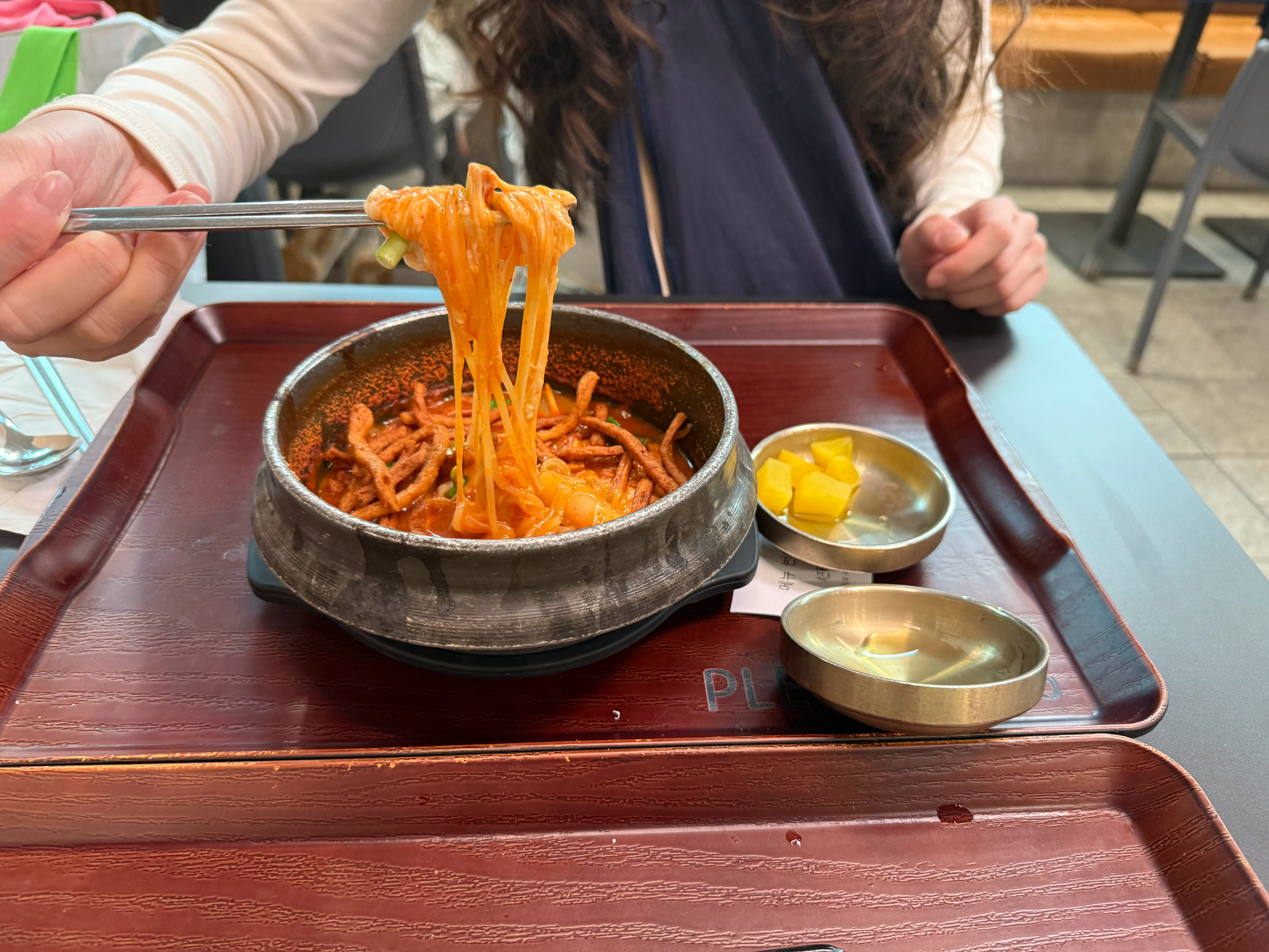 日常日常生活分享 仁川机场超级无敌好吃的面🍜，辣辣的很多芝士吃着特别香 