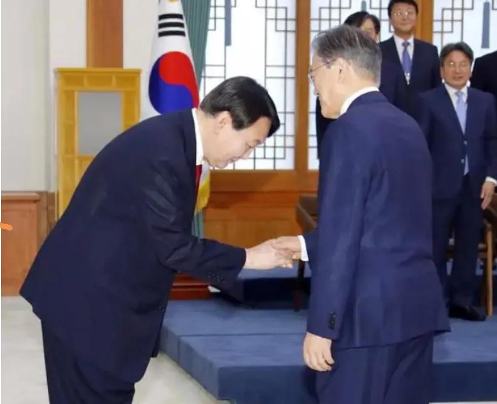 9月9日是文在寅涉嫌受贿罪开庭日
一审法院：首尔中央地方法院。
握手的两人在同一