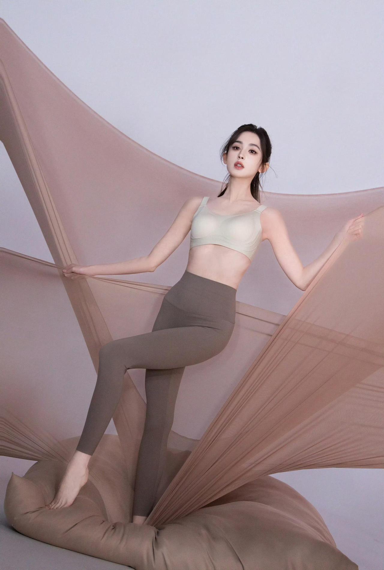 娜扎

把马尾扎成一束光，
让呼吸贴紧布料的温度。
裸色的纱从指尖漫开，
像未被