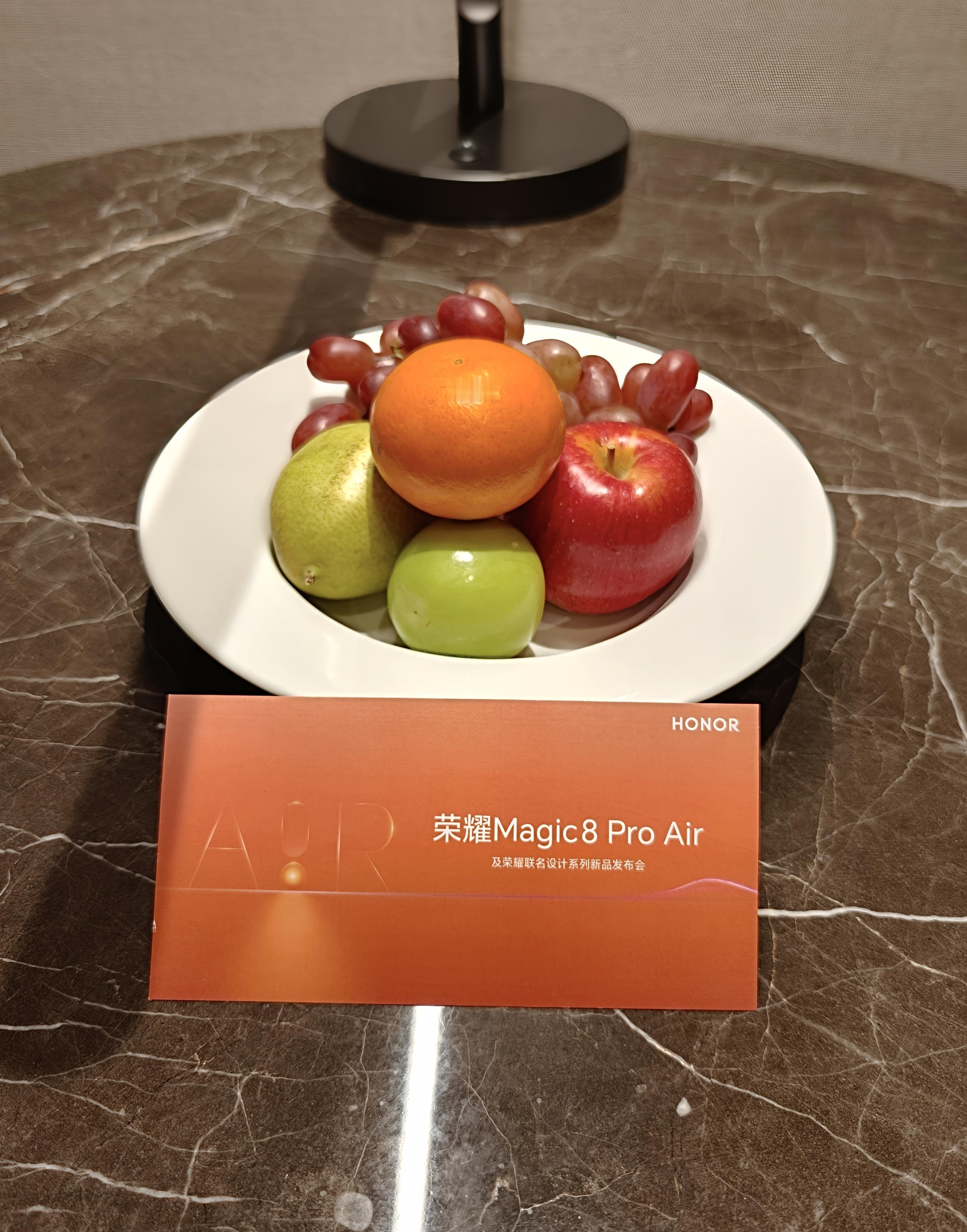 兄弟们早上好！刚才荣耀的同事送来一个冰箱贴暗示今年财源滚滚背后好像还有个NFC芯