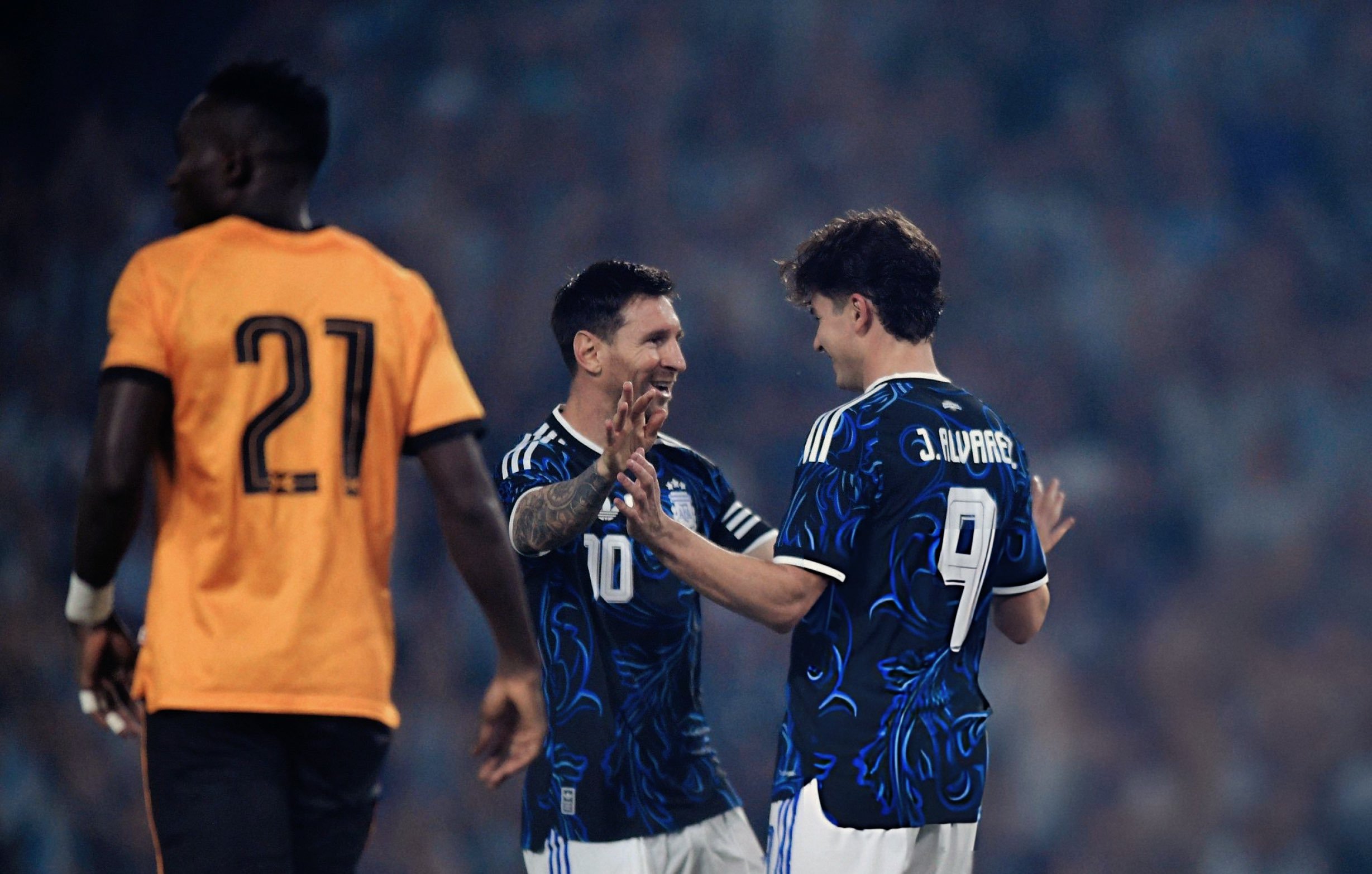 半场比赛结束，阿根廷暂时2-0领先赞比亚，梅西传射，小蜘蛛1球！阿根廷vs赞比亚