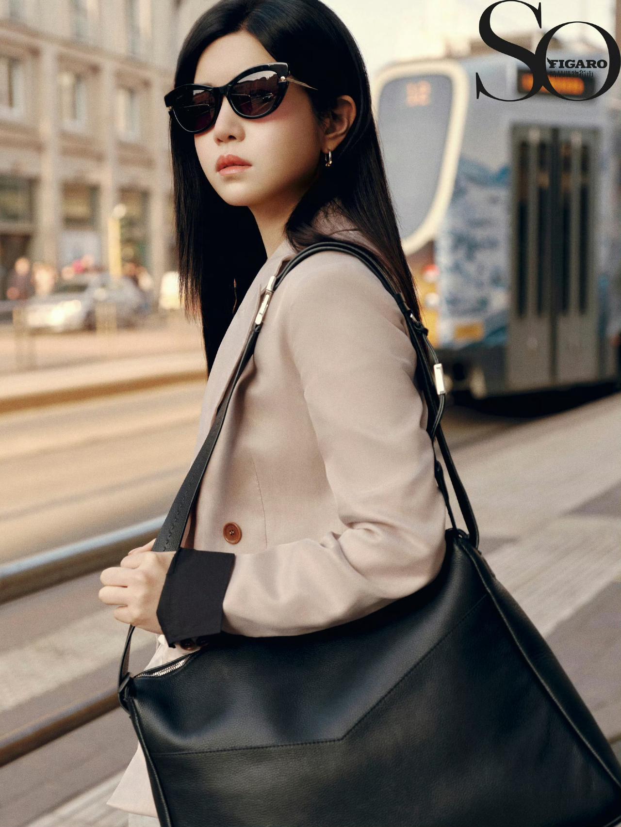 陈妍希：在米兰时装周，解锁“温柔姐系”的时尚可能
 
当很多女星还在刻意扮嫩或强