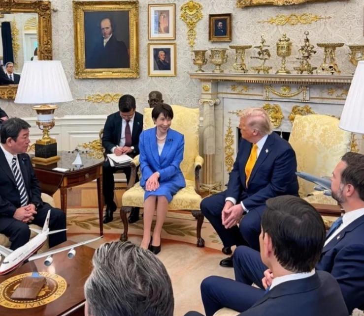 高市早苗访美真是卑微到家了！亲自献祭日本的国家尊严！真是为了抱上美国大腿，日本首