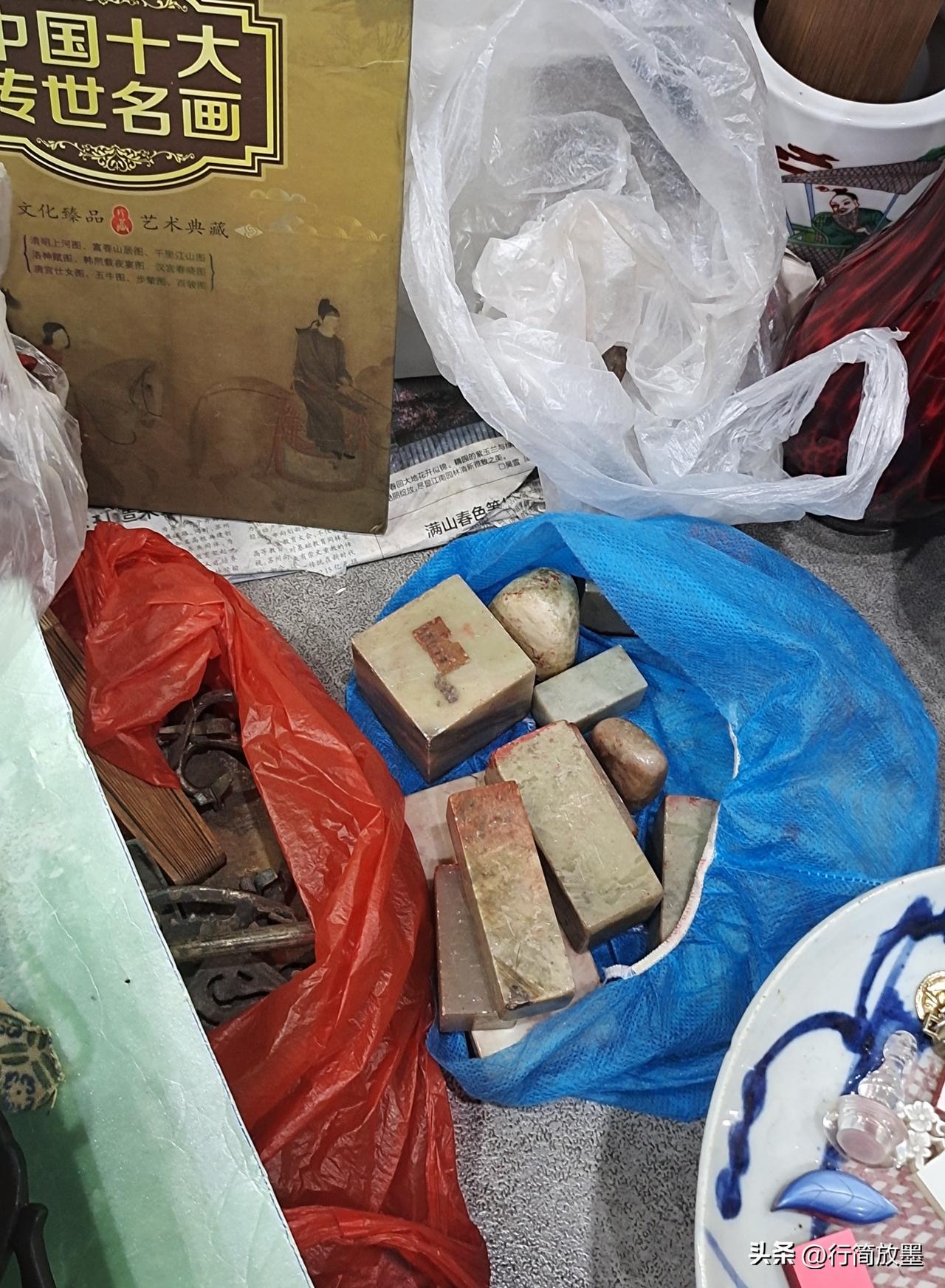 在古玩市场一堆废石章里，淘得一枚印章，石料还挺重，侧面有边款，一眼看到有完白山人