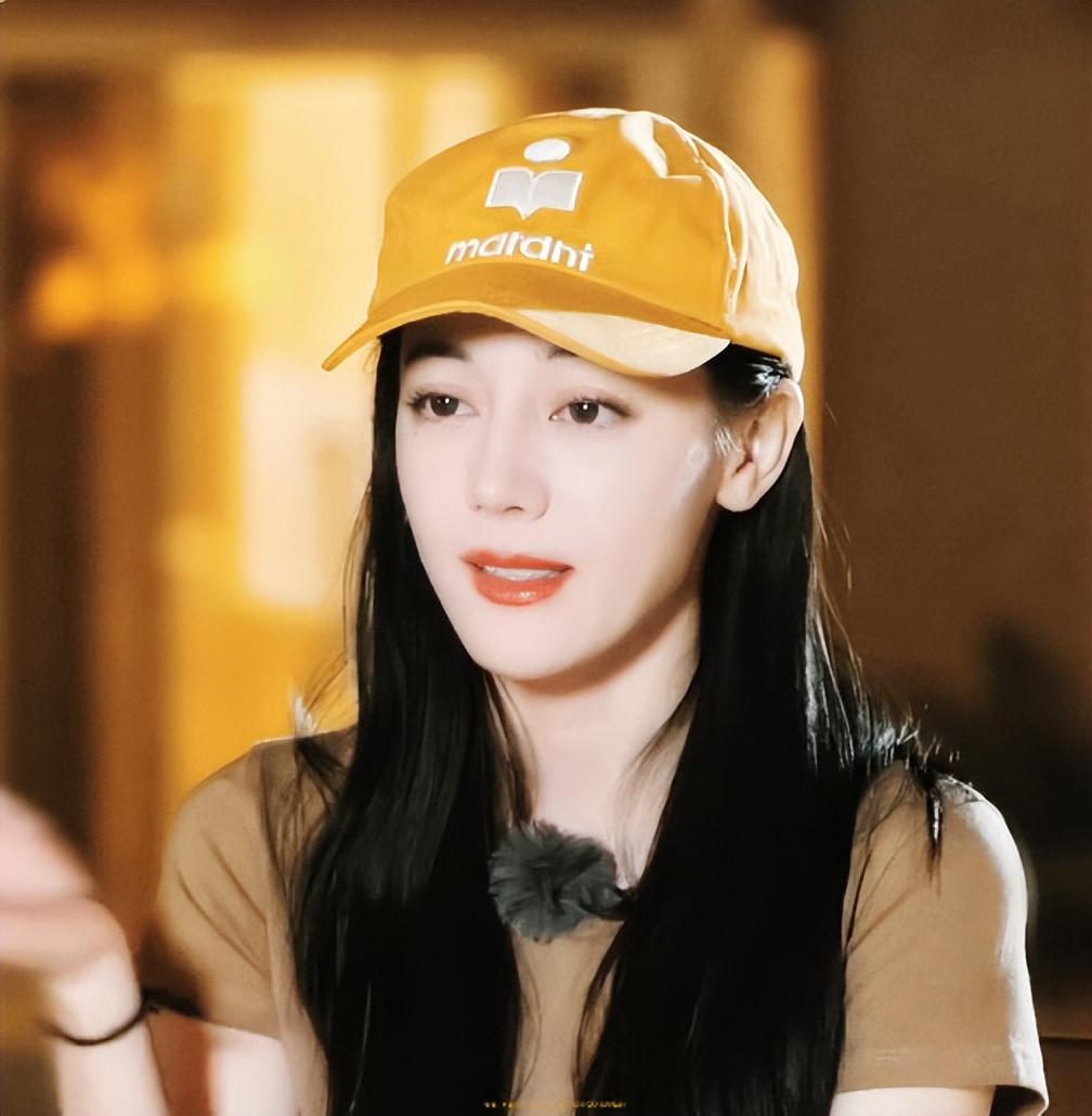 迪丽热巴表妹上节目，颜值高不输热巴，网友断言称：红不了！
迪丽热巴的表妹苏比准备
