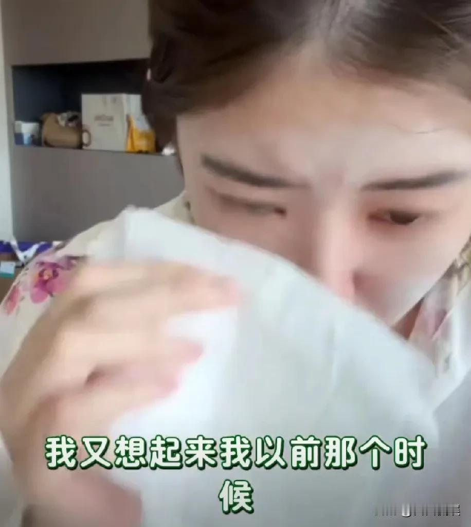 黄一鸣直播崩溃大哭，表情自己找了收纳师但是奶奶还是帮忙，结果自己东西找不到了。