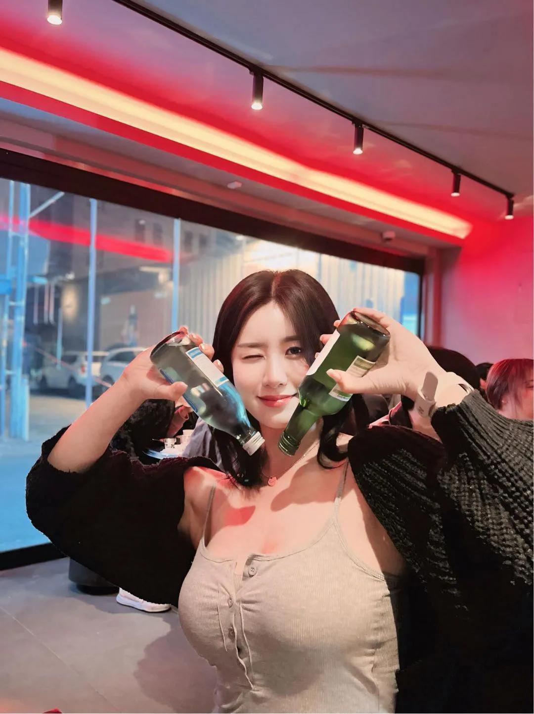 笑颜盈盈持酒杯
#靓妹倩影分享# #谁家玉女俏容颜# #时尚美如画# #完美身材