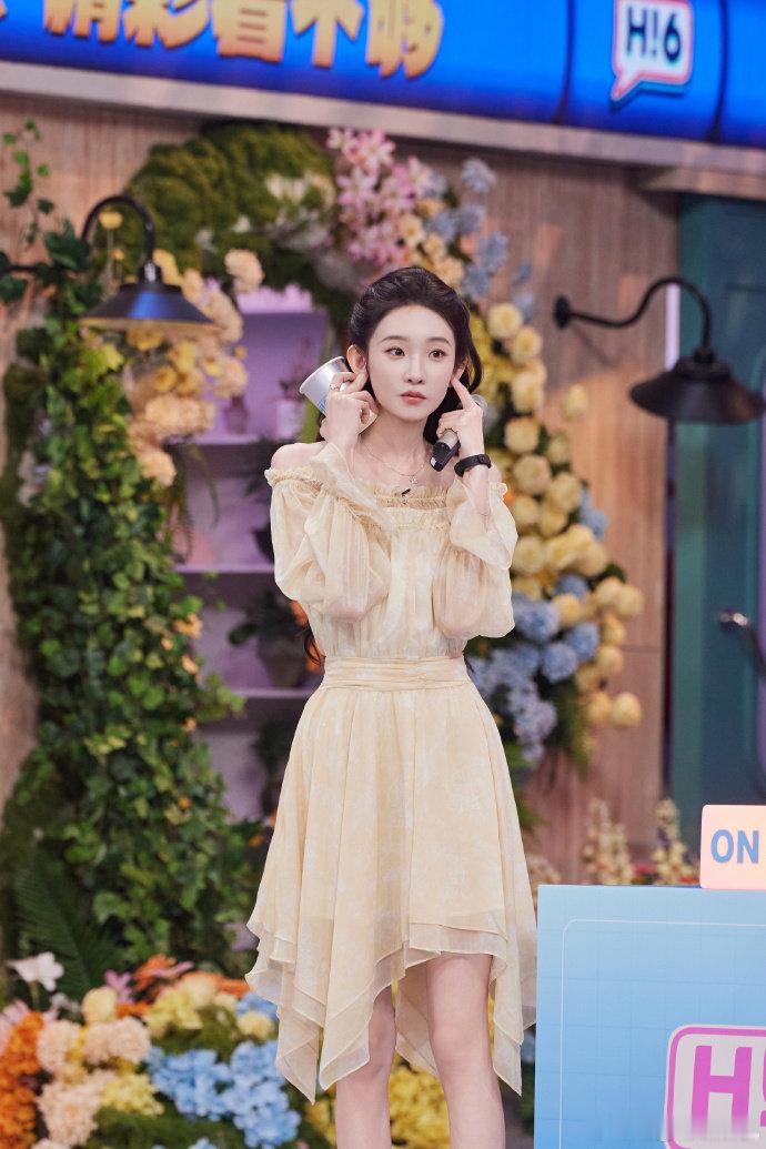 张艺凡没有强心脏干不了这活一边稳住心跳一边认真接梗，反应超快全程在线，忙忙碌碌的