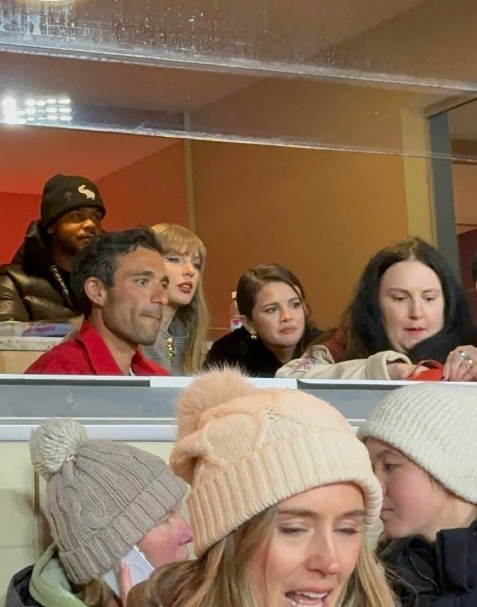 霉霉赛琳娜一起看比赛 据外媒，霉霉&赛琳娜一起观看酋长队比赛 ，好姐妹又同框了~