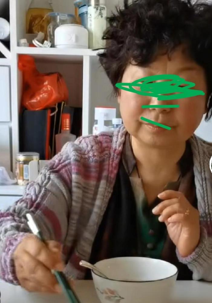 口口声声在长庚24小时贴身陪护，结果行李箱还得现往洗手间里塞。既然吹嘘自己寸步不