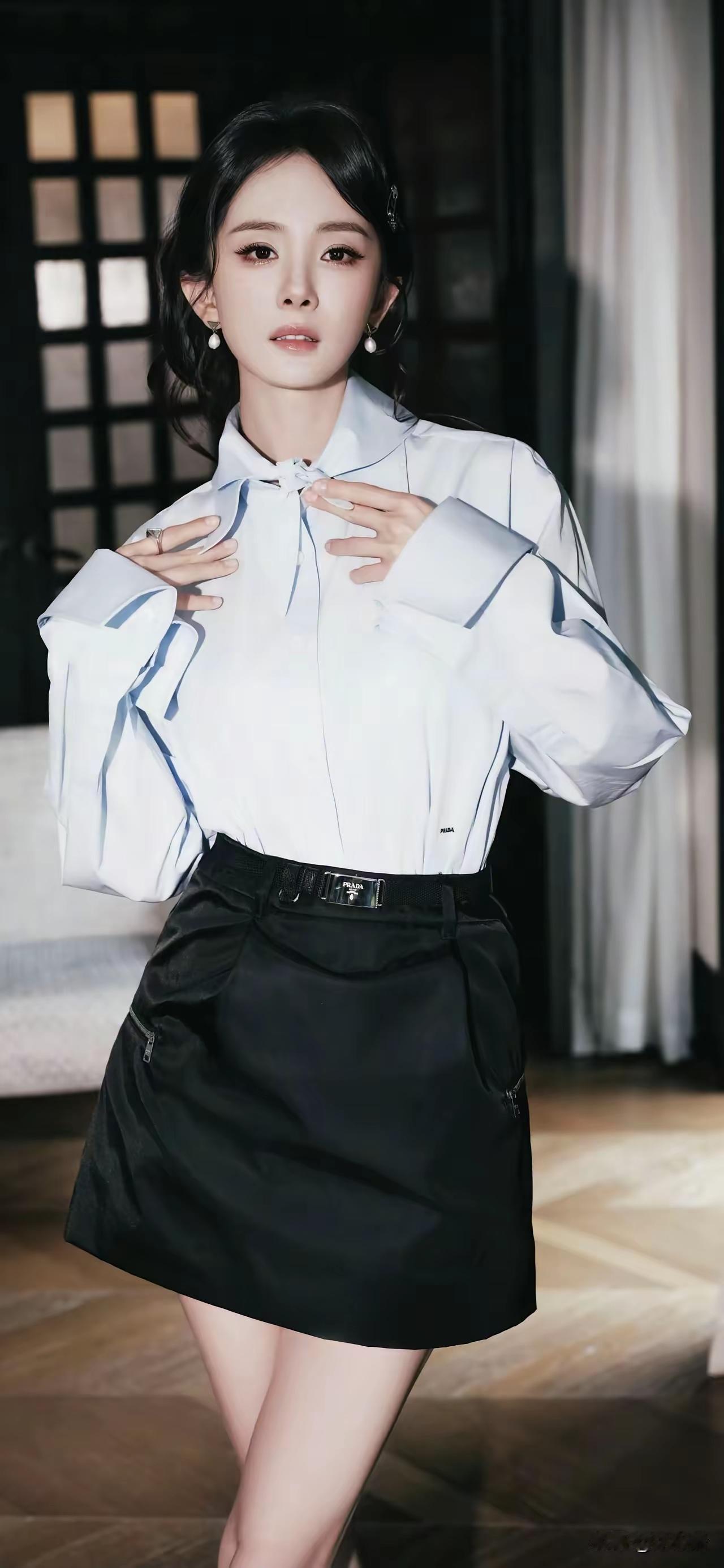 岁月无声，红颜依旧，大幂幂品位、颜值和身材始终在线，情商还超高，绝对的顶流！[来