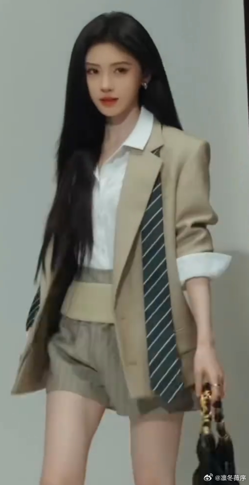 鞠婧祎走路姿势跟着穿搭变 谁能不爱鞠婧祎的仪态！穿西装套装时，走路步伐坚定，气场