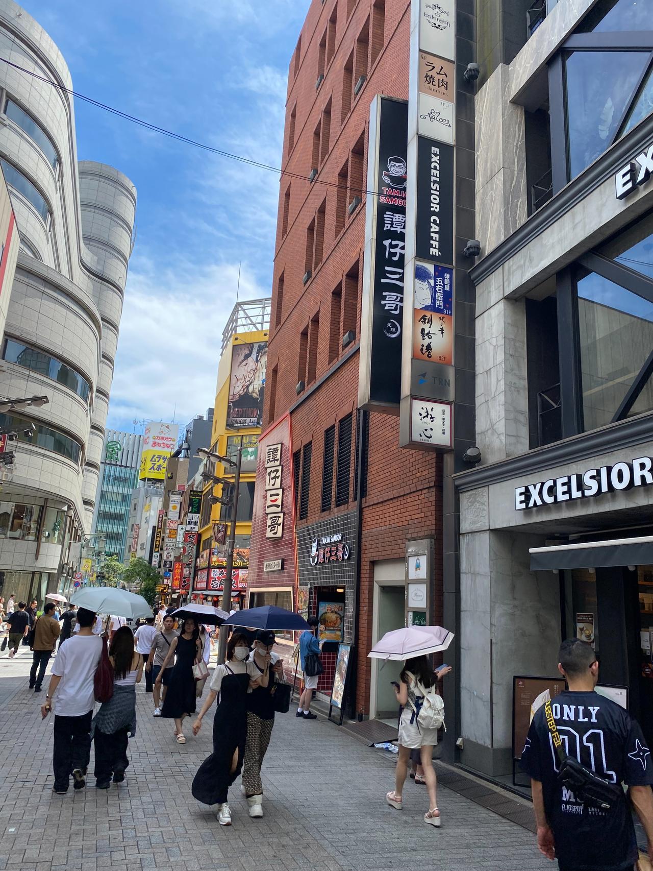 周日逛新宿时，特意去了上次看到的香港“谭仔三哥”[可爱]
感觉不虚此行[赞]
到