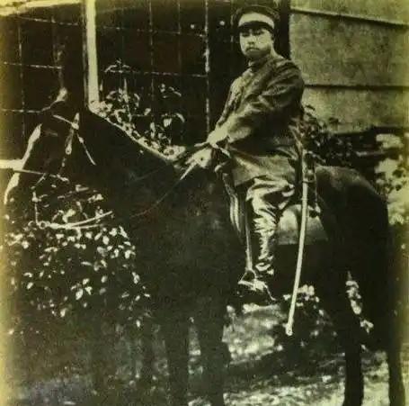 1911年，在广州起义中受了重伤的黄兴，做手术的时候，急需要家属签字，一个女子冒