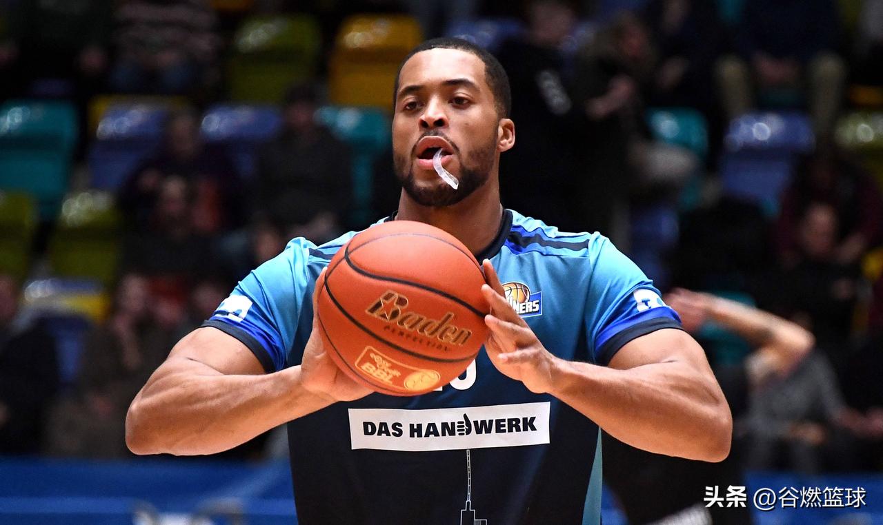 第八外援身份揭晓！北京时间4月1日，国内体育网站直播吧爆料辽宁男篮已经签下新外援