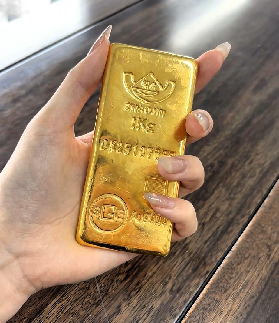 昨天买黄金的人，
估计现在已经哭晕在厕所了，
昨天金价891一克，现在已经猛跌到