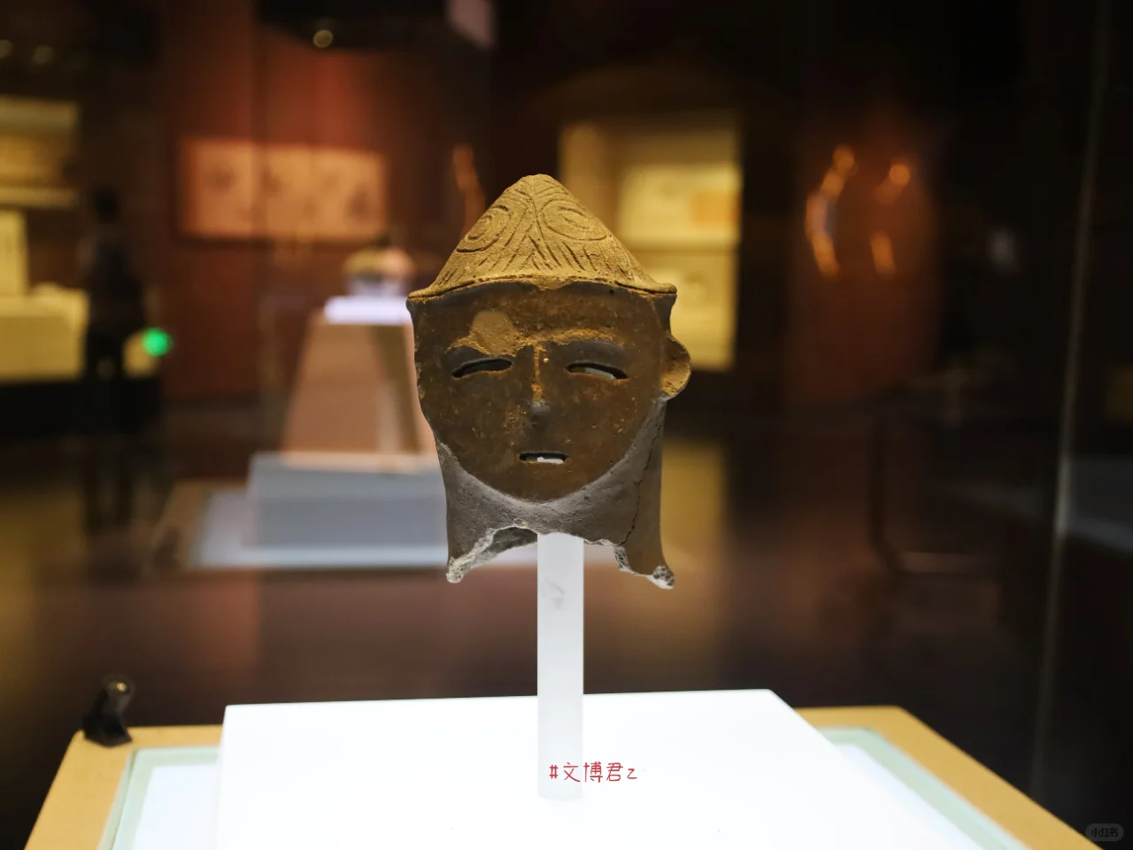 【镇馆之宝】戴尖帽红陶女神像