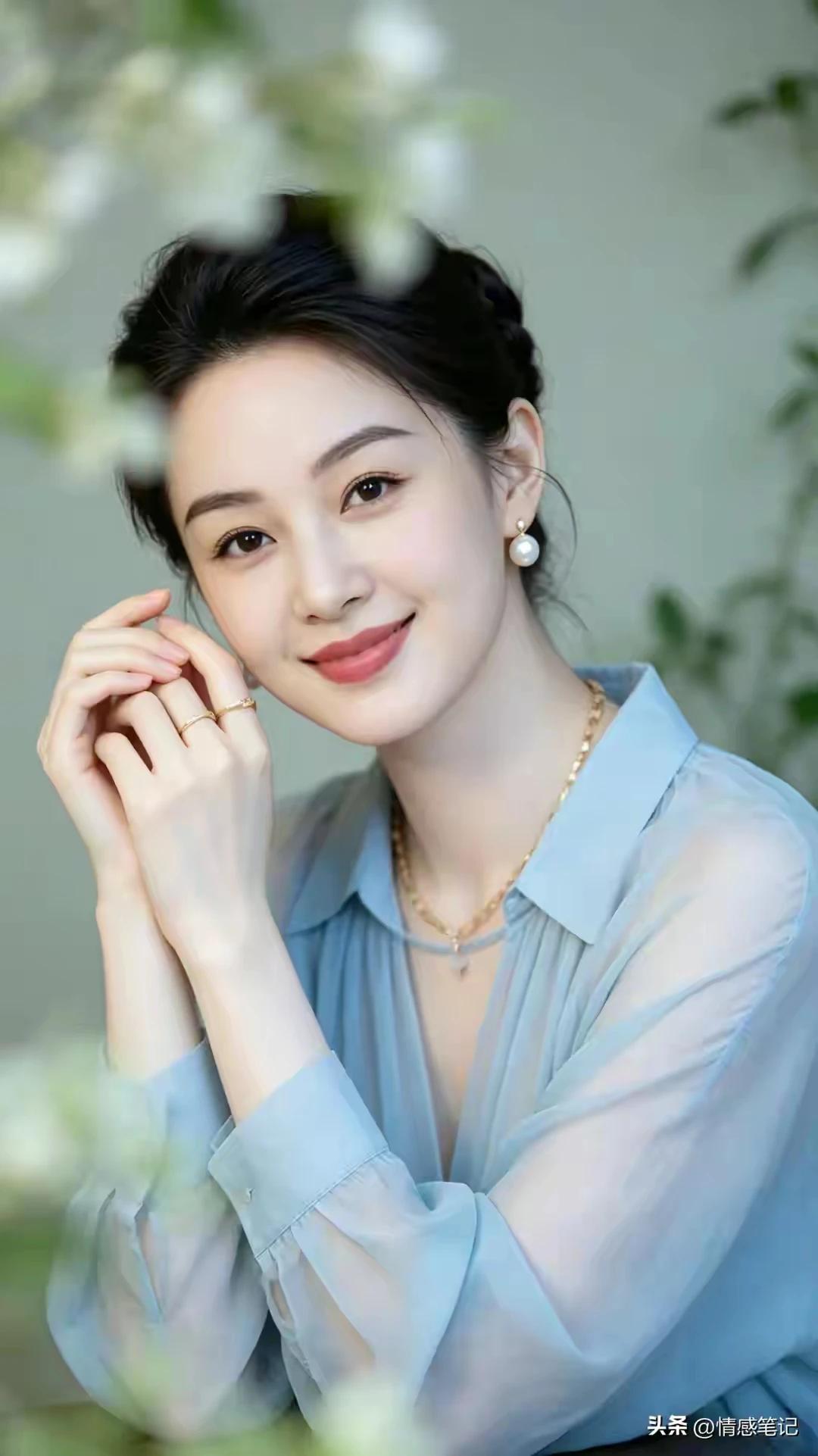 人到四八别叹老，
游山玩水乐逍遥。
心态年轻颜值高，
独享清欢也挺好。