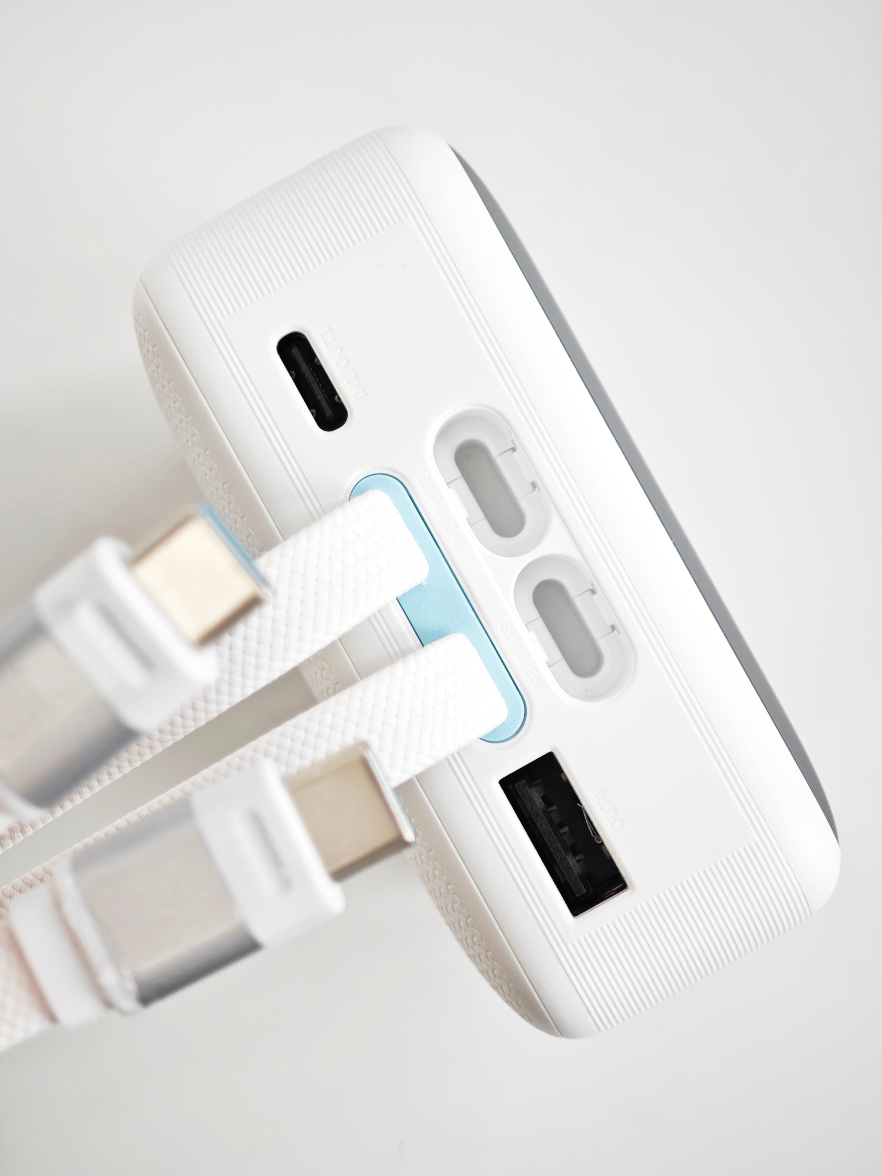 酷态科又出充电宝了，这次是 CP25 电能块。带一块显示屏，20000mAh 电
