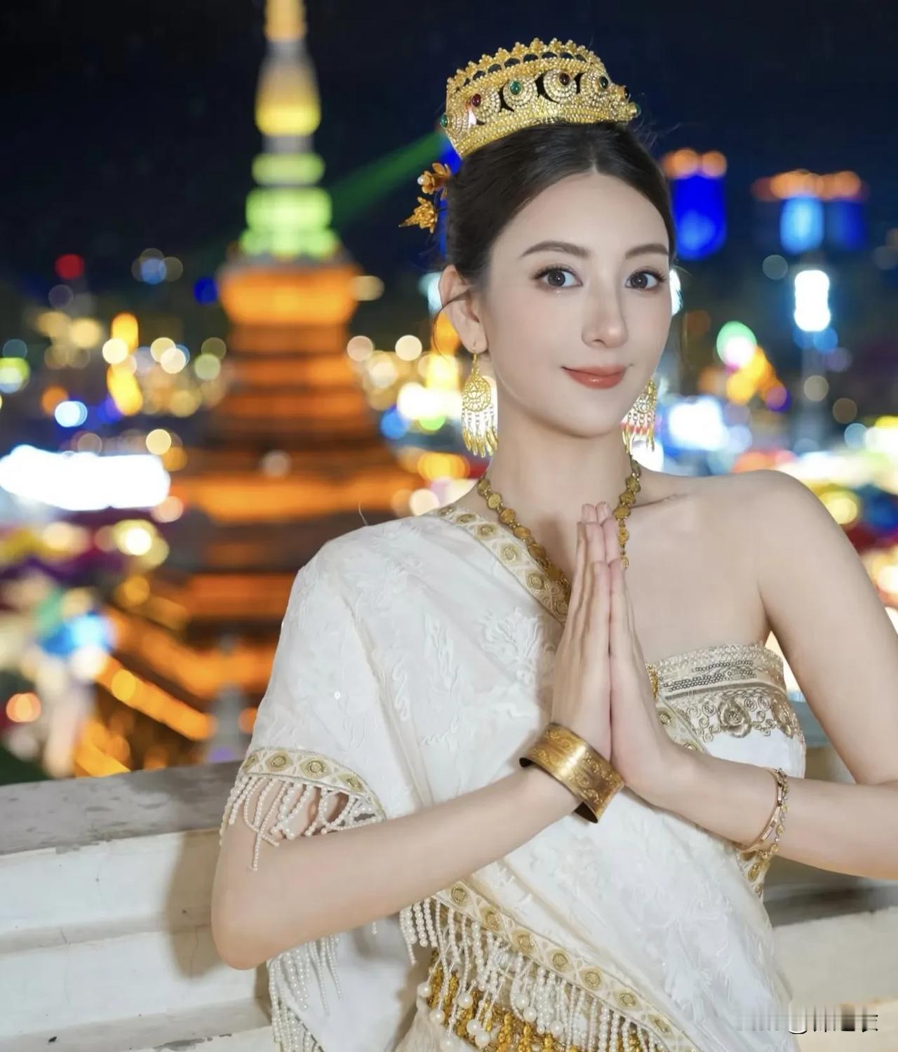 方媛最近现身西双版纳，她身穿一袭民族服饰，头戴皇冠，状态看很不错，而她都怀孕了，