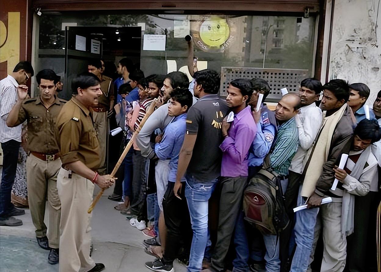 最近印度爆出个离谱到让人不敢信的瓜，国大党成员直接喊话，只要砸50亿卢比就能拿下