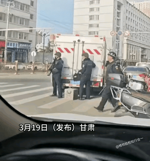 虽然押运车停的不是地方，但是大妈是有原则的：天塌下来我都得走斑马线，遵守交通规则