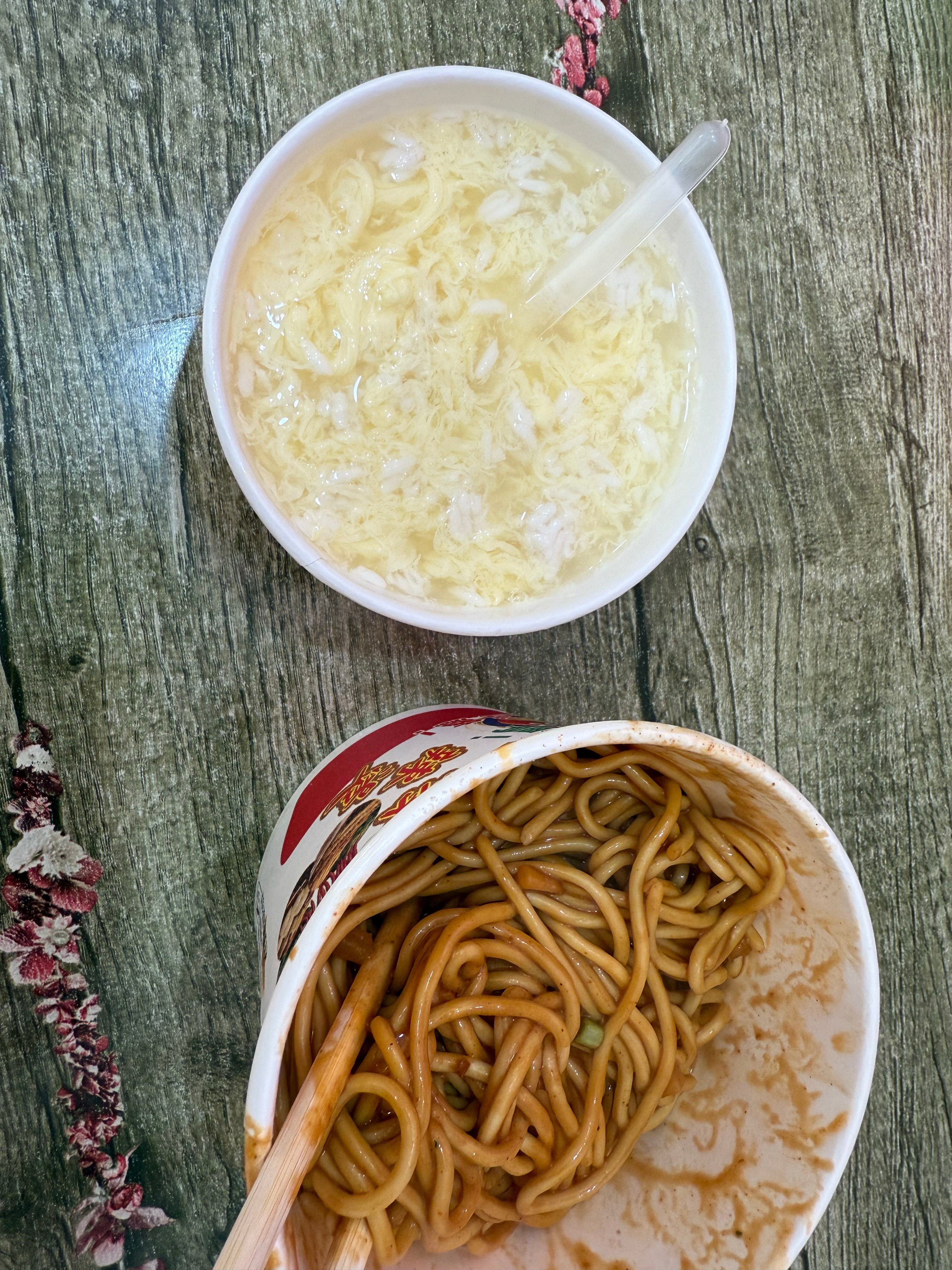 出远门前先来吃一碗热干面和蛋酒[揣手] ​​​