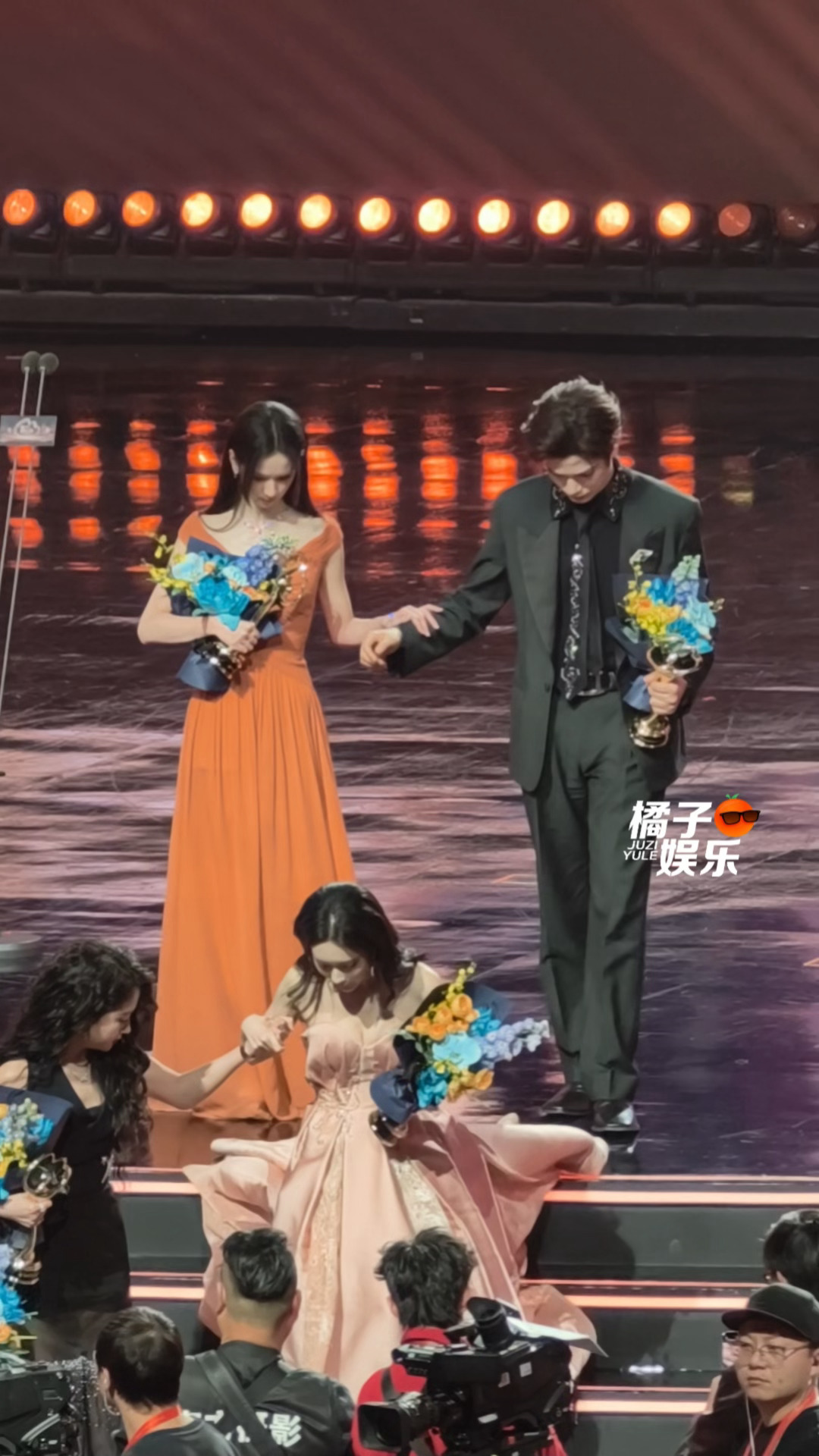 禹兮扶着嘟嘟下台了🥺丁禹兮扶陈都灵下台微博之夜内场