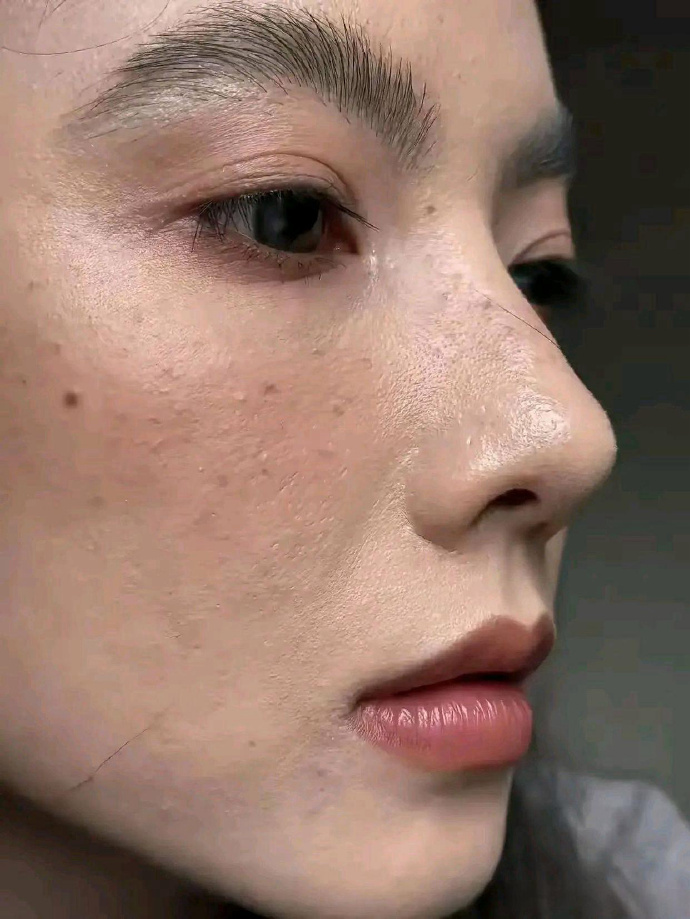 看了45岁和25岁皮肤状态的真实对比图，才发现区别竟然这么大 