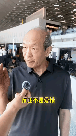 大爷这是受了多大的委屈啊？有记者采访他：夫妻能走到最后靠的是什么？

有位大爷接