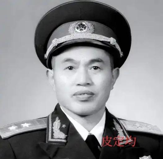 1940年，皮定均看上了女干部张烽，就让县长去说媒，张烽听说了县长的来意后，拒绝