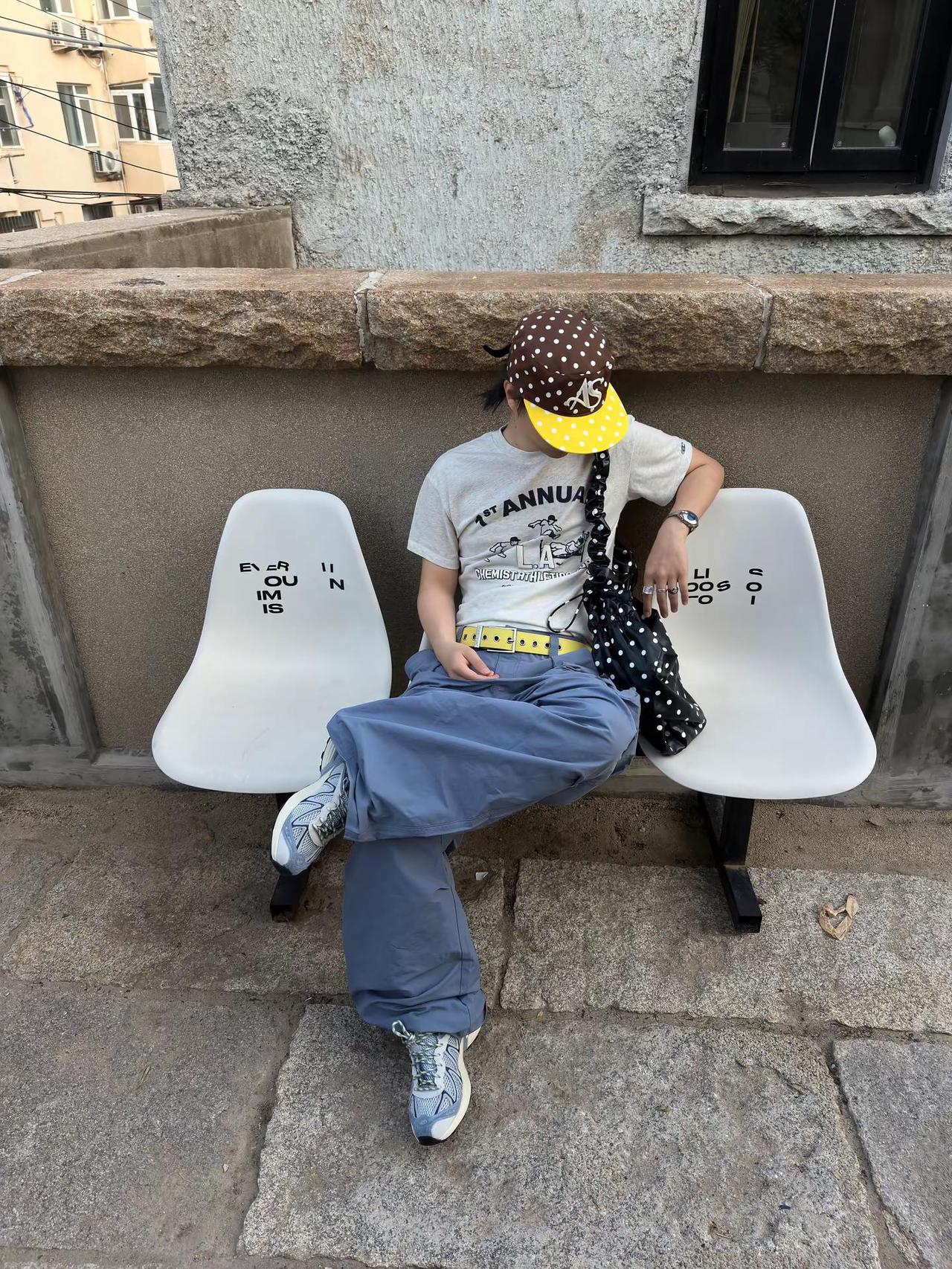 给夏天点颜色瞧瞧。Colorful summer outfitsSalomon 