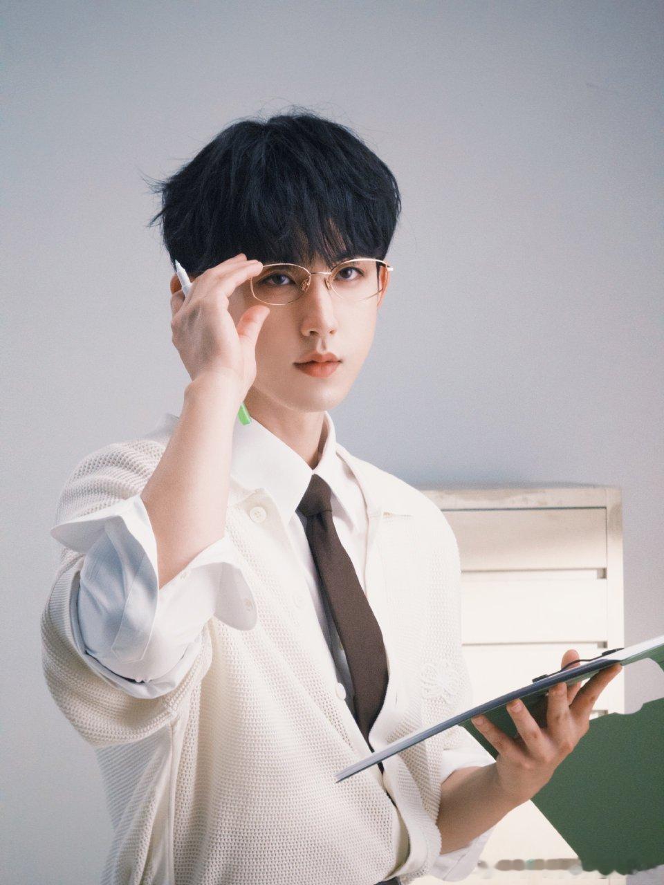 郭俊辰青春男大风不知道看一眼我心跳漏半拍吗？这组live图帅到我了，戴眼镜乖，摘