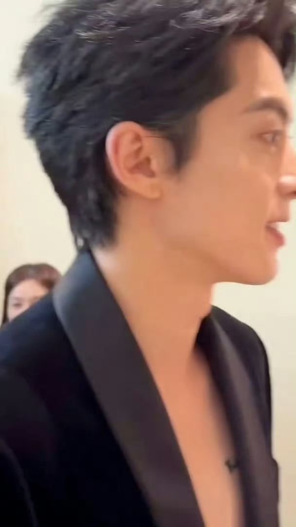 王鹤棣胸口纹身完全是是精神小伙儿做派，不管纹身对个人多有纪念意义，内娱不提倡哈。