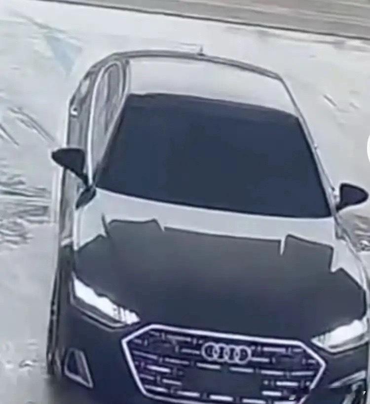 普通人省吃俭用，开豪车的倒是玩起零元购了。前脚路虎逃单，后脚奥迪跟上。有钱买车，