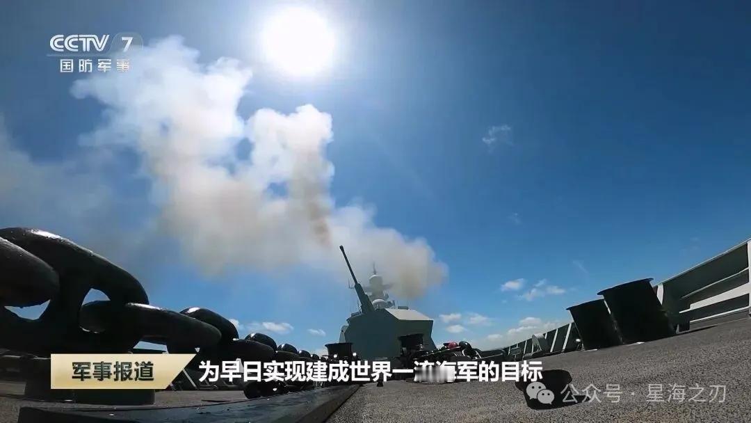 052D主炮大仰角射击罕见图
这种大仰角射击主要有两个作用：
1、以高抛弹道打击