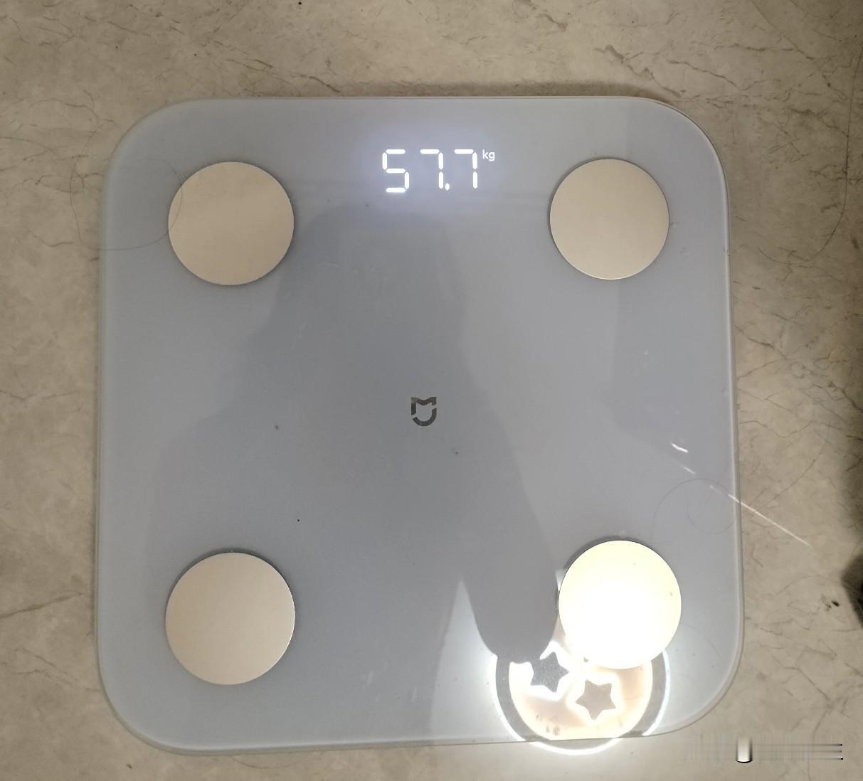 起早量体重只有57.7公斤了，夏天最胖的时候还63.8。最近一天两顿饭，吃的清汤