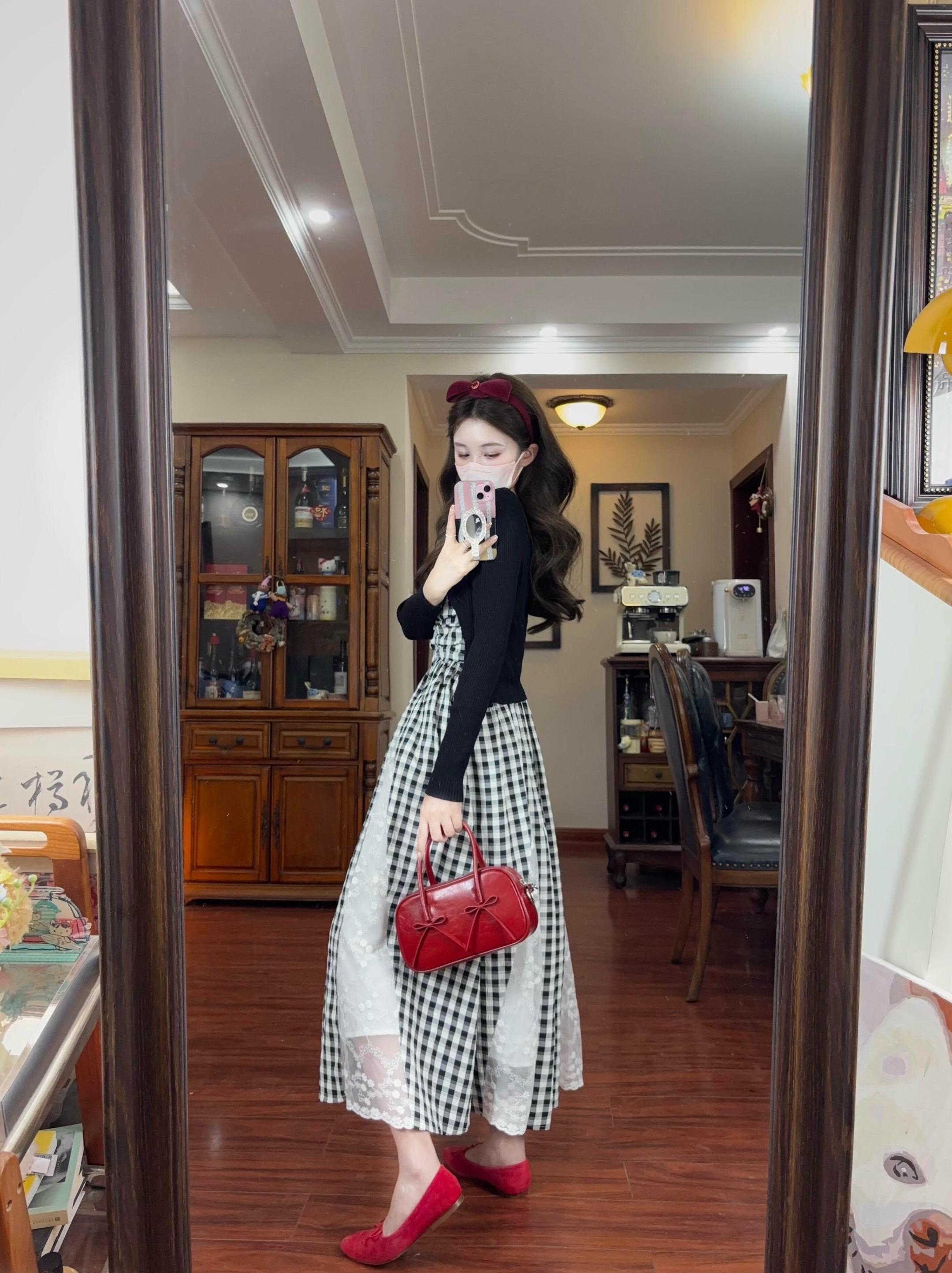 开春格裙搭配黑色开衫美死了～
