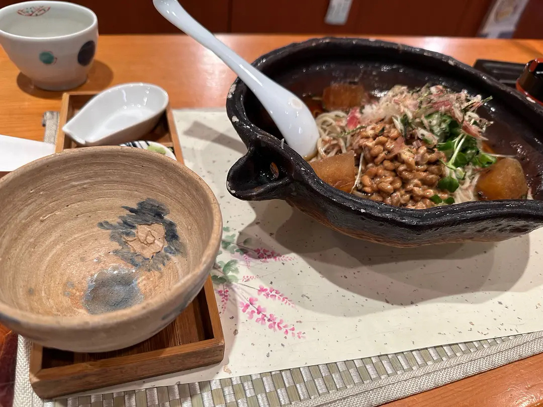 因为吃饭时看手机，被🇯🇵老板轰出来了我是这家荞麦店的常连客了，前些日子去吃饭
