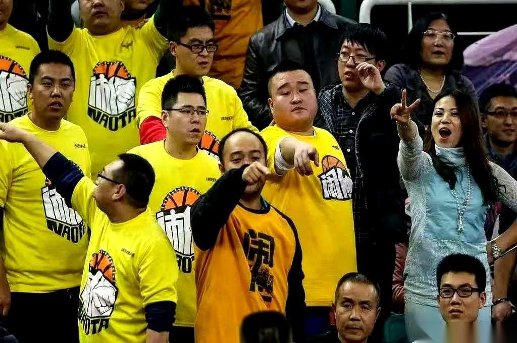 山西队的主场，出大事了。
以往能把房顶掀翻的“闹它”声，没了。一根针掉地上都能听