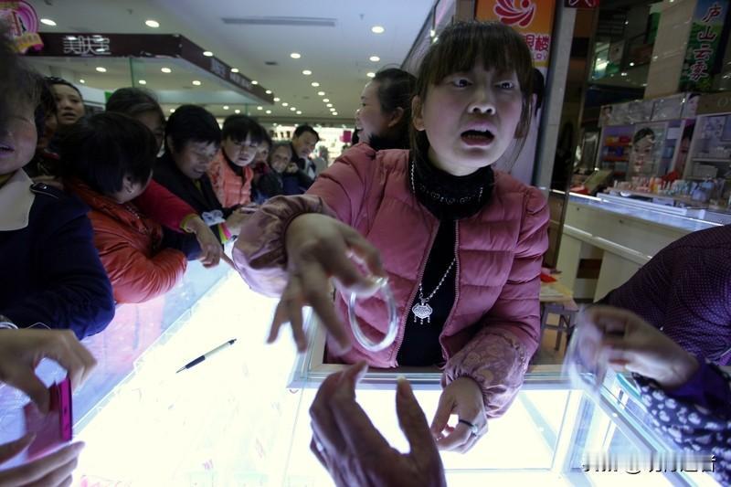 2月11日，郑州某首饰回收店内上演了一幕现实版银里藏金的动人故事。一位年轻男子前