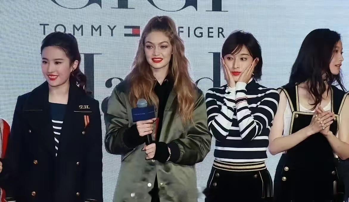 很多人以为刘亦菲个子很小，但实际上，当她站在王子文旁边时，发现她们的身高差不多 