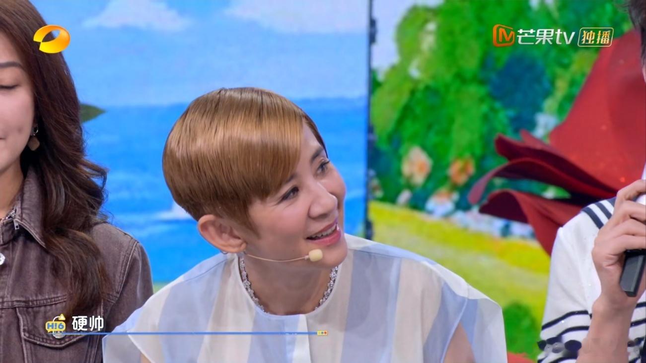 吴君如果真是颜控，听到丁程鑫介绍说自己是硬帅，吴君如就立刻转头看向了他[哇] ​