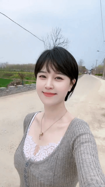 灰蓝色的天空下，路很安静，远处的树还没有长出新芽。

风吹得很慢，空气里带着冬天