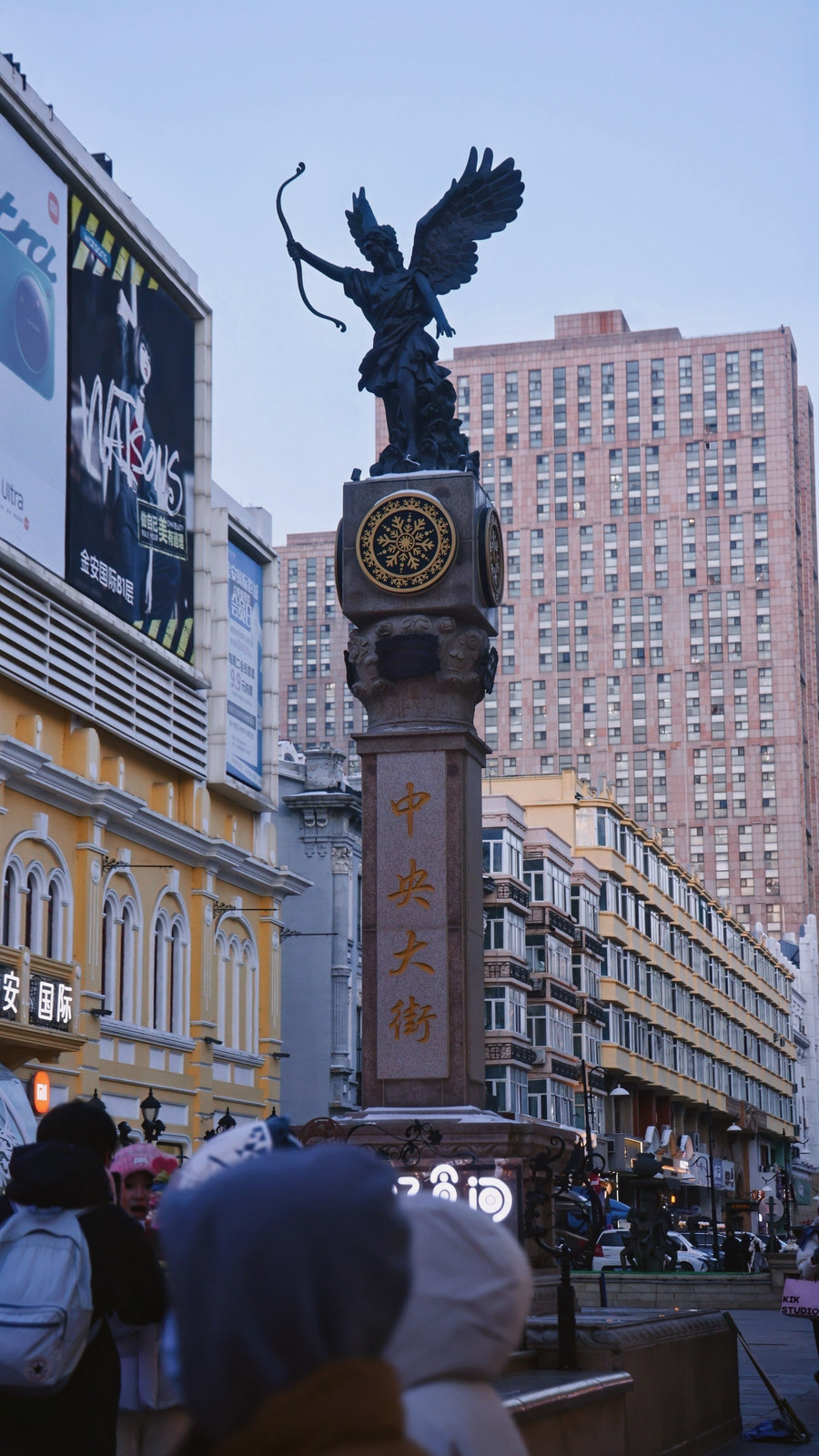 比冻梨更有特色的是东北冻车 2026首个跨界名场面！沃尔沃XC70冰雕空降哈尔滨