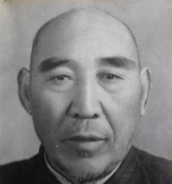 1936年，武术家寇运兴在德国柏林表演武术，被一名芬兰拳击手当众羞辱，说：我要用